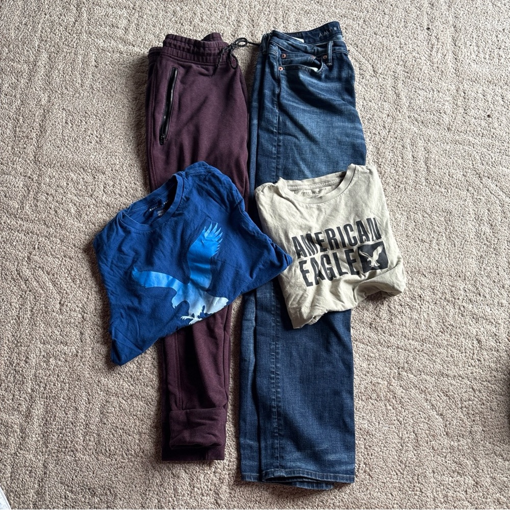 Men’s Size Small American Eagle Bundle Lot of 4  Jeans, Sweatpants, Tshirts